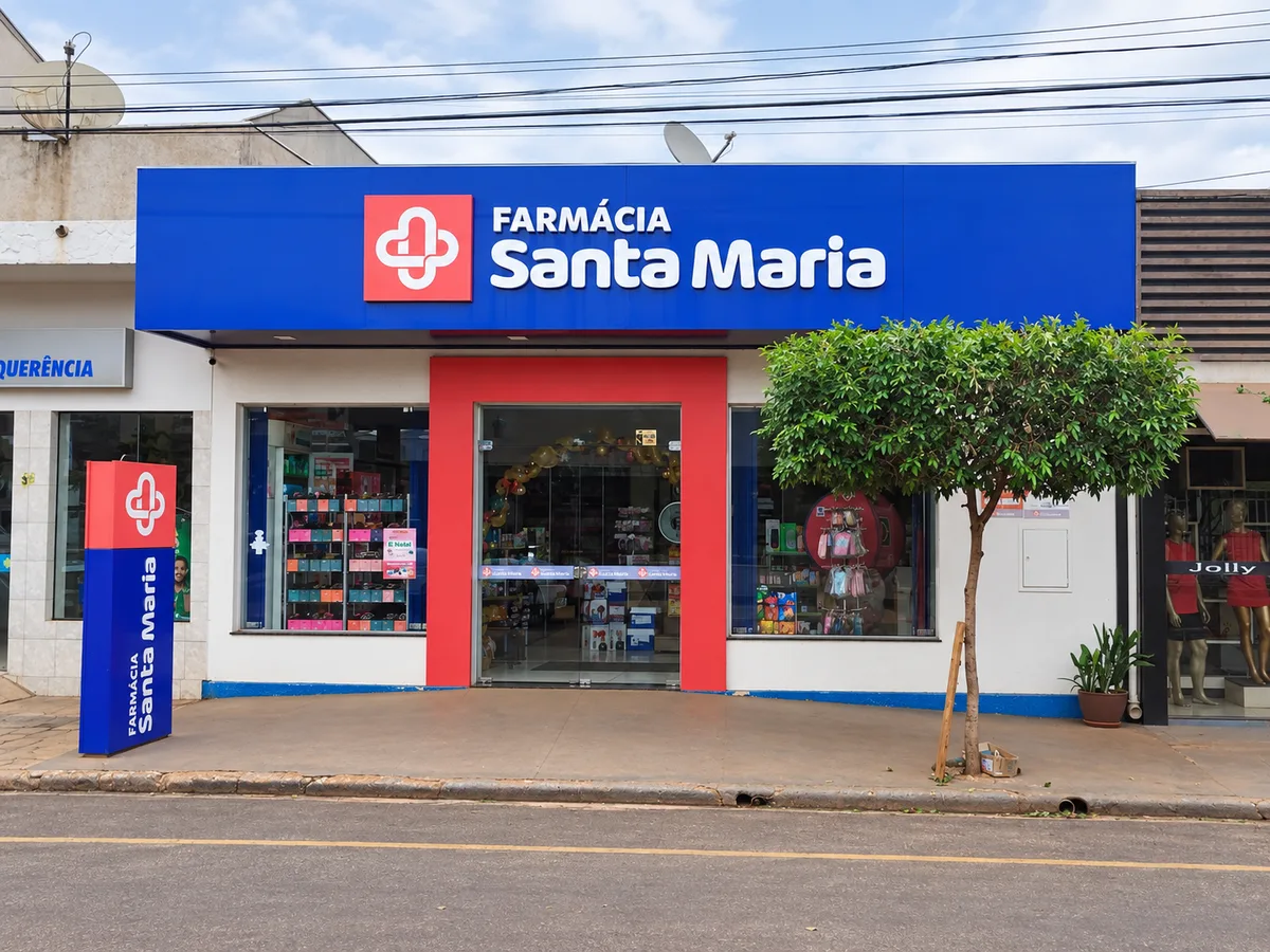 Fachada da Farmácia Santa Maria, com letreiro azul e entrada vermelha
